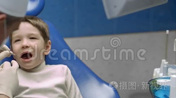 一个正在接受牙医检查的小男孩视频
