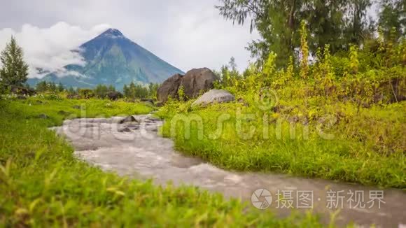 马永火山的山麓与流动的山河附近的勒加兹皮市在菲律宾。 五月火山是活跃的