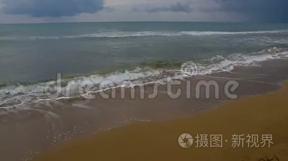 海浪在海滩上奔跑视频