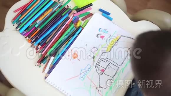 幼儿的特写学习用彩色铅笔画画视频