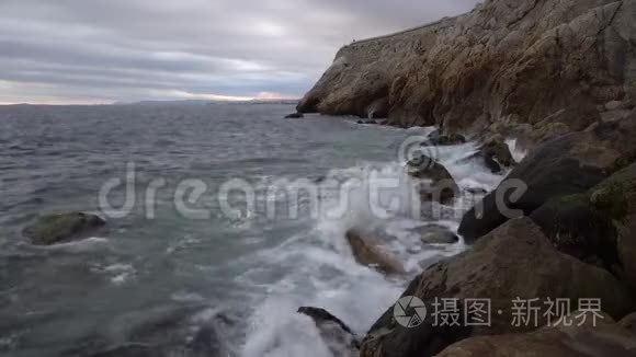 地中海上的波浪和岩石视频