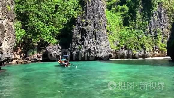 漂浮在传统的长尾船上的泰国菲莱湖