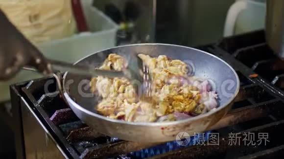 沙瓦玛在煎锅中烹饪的慢动作视频