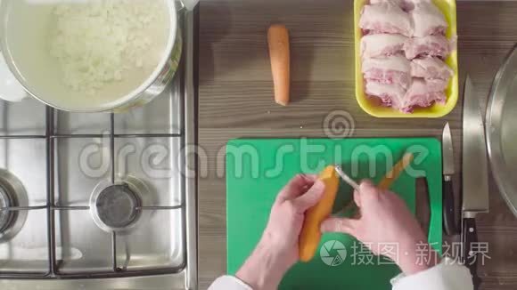 厨师在砧板上剥皮和切胡萝卜视频