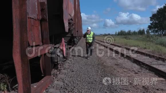 铁路员工对讲机检查车