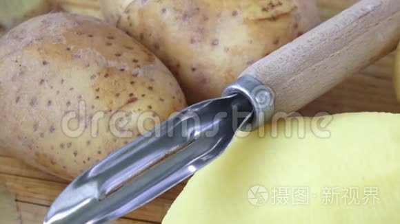 马铃薯削皮和块茎削皮视频