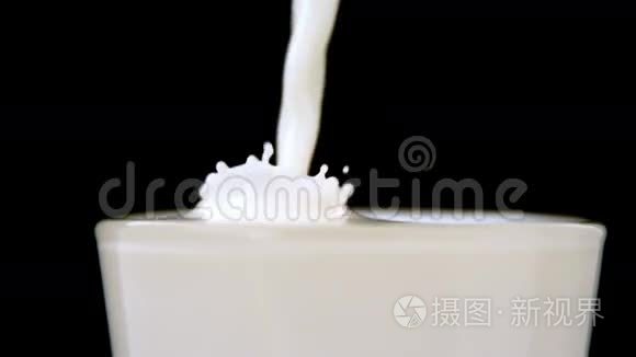 牛奶倒在玻璃杯里视频