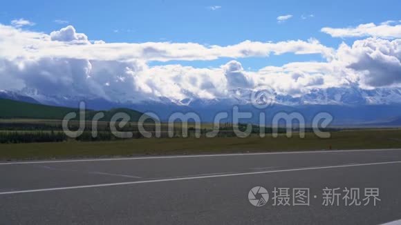 草原和山脉背景下的道路视频