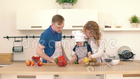 爸爸妈妈帮儿子切黄瓜做沙拉视频