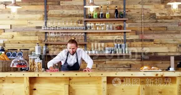 服务员用餐巾纸清洁柜台的肖像视频