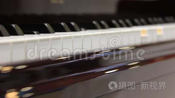 弹钢琴视频