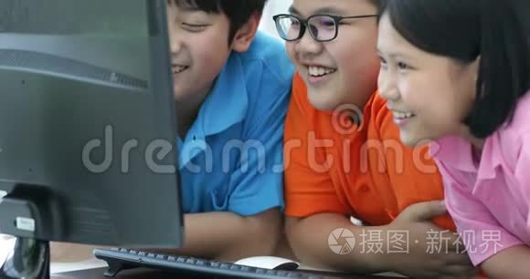 用台式电脑关闭微笑的亚洲学生视频