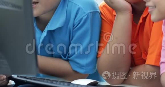 用台式电脑关闭微笑的亚洲学生视频