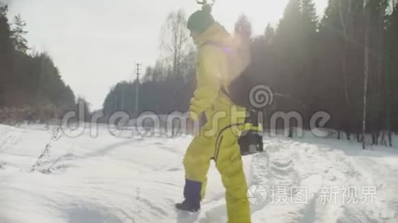 冬天森林里的生态学家在雪地里视频