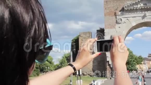 年轻的美女在古城拍流动照片视频