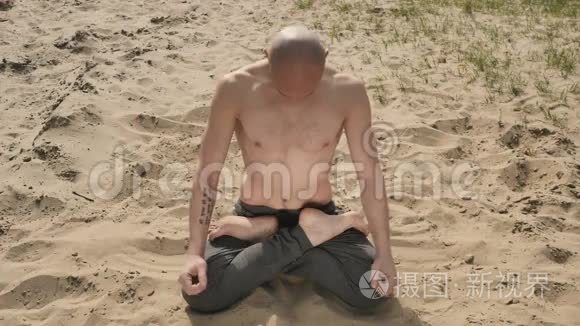 瑜伽士坐在沙上的莲花位置视频