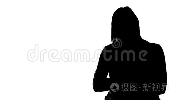 微笑女人的剪影展示了一些东西