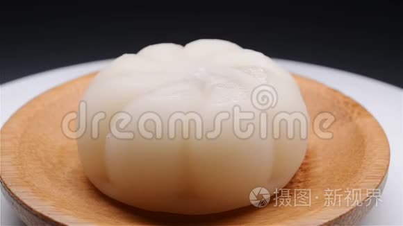 侧观白色摩登月饼旋转视频