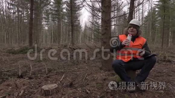 伐木工人在森林里坐着喝咖啡视频