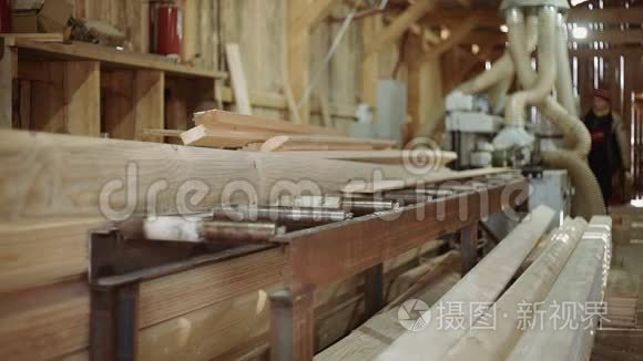 锯木厂木工精炼机用完的木板视频