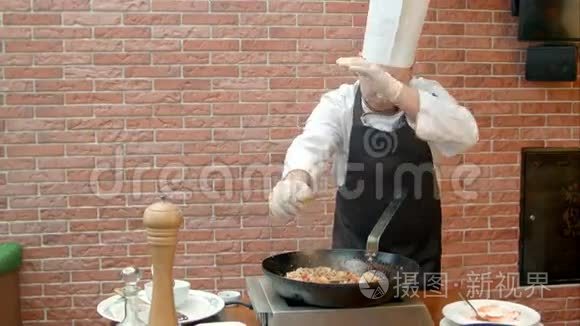 厨师用海鲜饭榨柠檬汁视频