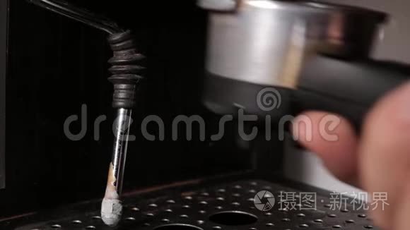用谷物做自制卡布奇诺咖啡视频