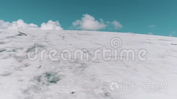 鸟瞰风景如画的自然雪山风光视频