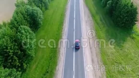 汽车在乡间小路上行驶视频