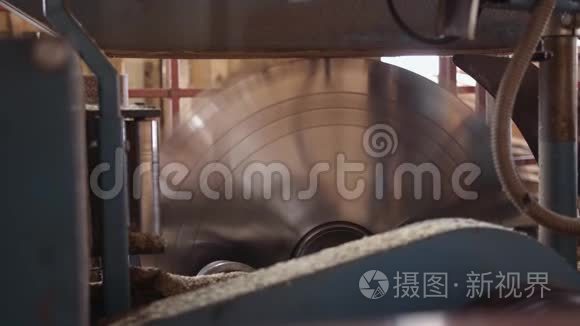 木工机械用大圆形锯扭转工业视频