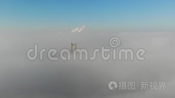 在浓雾中俯瞰基辅莫斯科夫斯基大桥的空中景色，4k视频。 莫斯科桥