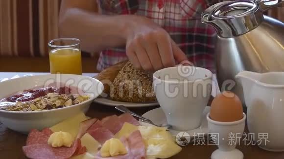 一位女士在早餐时倒咖啡和牛奶视频