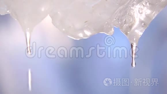 在春天的天空背景下融化冰柱视频