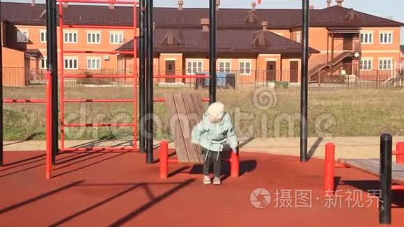 户外操场设备上漂亮的小女孩视频