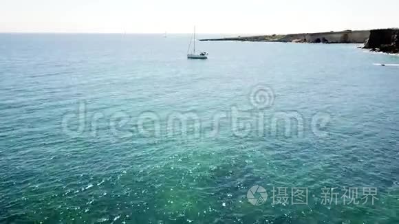 蓝水帆船的高空俯视图视频