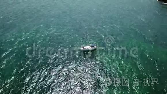 蓝水帆船的高空俯视图视频