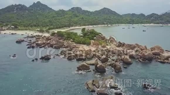 在小岩石半岛上的沙滩上视频