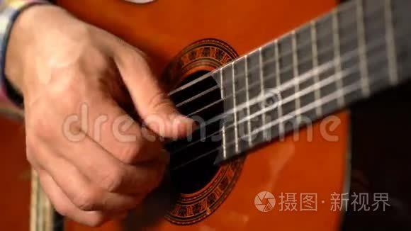 弹古典吉他的人视频
