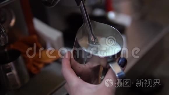 咖啡机搅拌牛奶泡沫