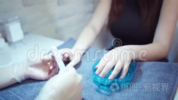 美容院的专业人士给女人修指甲视频