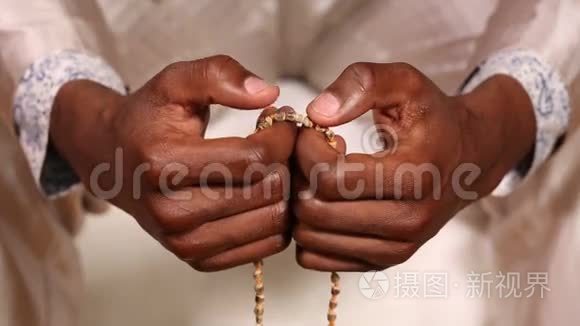 有佛教祈祷珠的黑人视频
