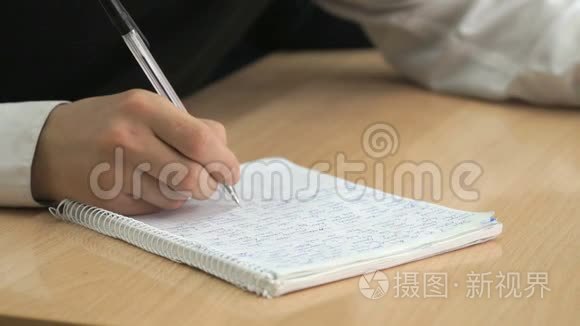 小学生用钢笔在练习本上写课文视频