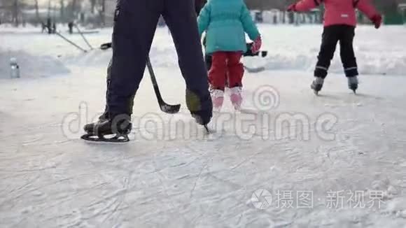 冰冻湖上的业余滑冰运动员视频
