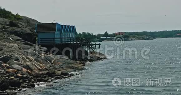 在瑞典群岛俯瞰大海的小木屋视频