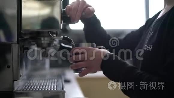 咖啡师用不锈钢不倒翁蒸牛奶视频