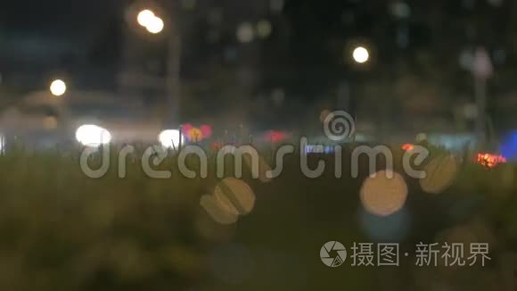 夜间路边的玻璃球视频