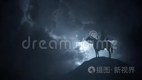 日本武士在暴风雨日骑马