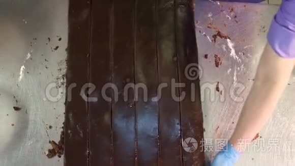 铁桌上深色饼干蛋糕的俯视图视频