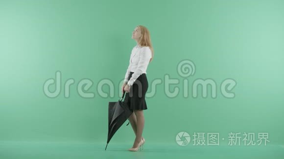 一个好女人手里拿着伞站着视频