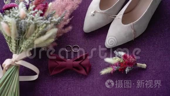 结婚戒指，花束和新娘鞋。 婚姻象征的配对。 对新郎新娘的爱