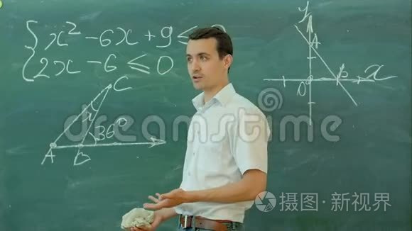 男老师在教室里洗黑板视频